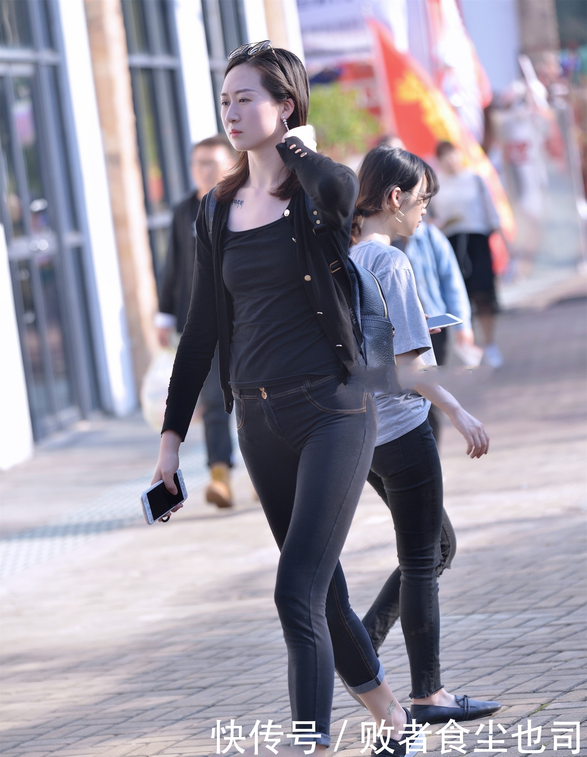 休闲|黑色开衫搭配经典牛仔裤,简约舒适,显时尚休闲感