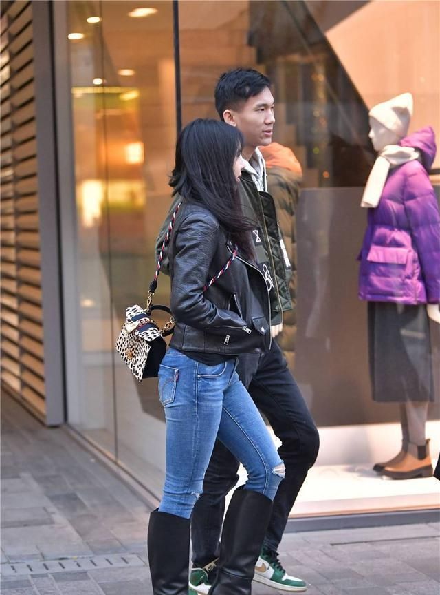 牛仔裤|紧身牛仔裤搭配黑色皮夹克,每一位姑娘都是这样穿,但是都不一样