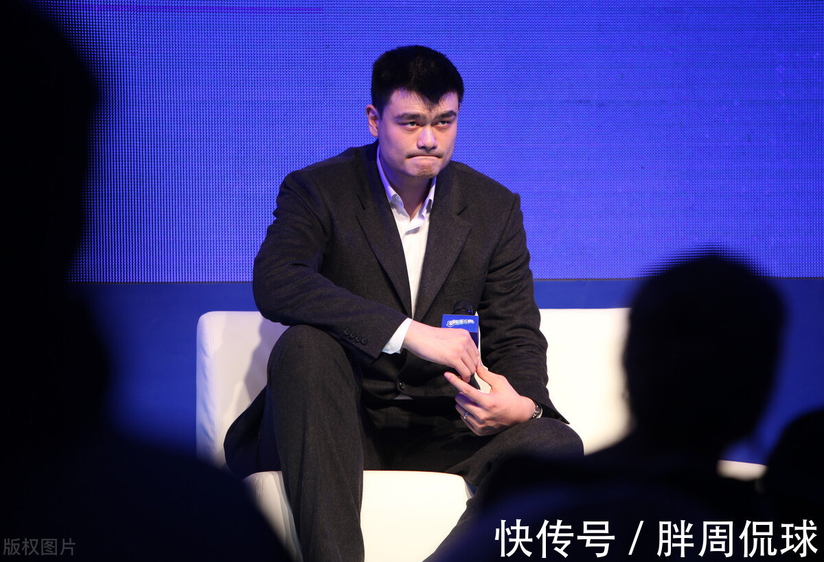 全队|晚上19点,篮协官宣,中国女篮一人入院病情曝光,球迷心疼落泪