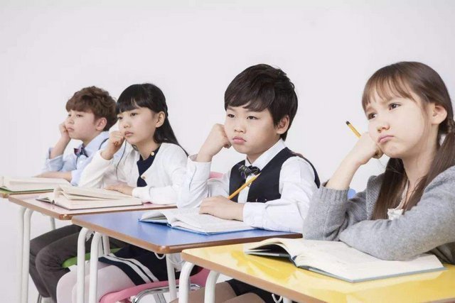 你是谁|孩子有没有出息,从父母的言行里就能看出,你家是哪类家庭?