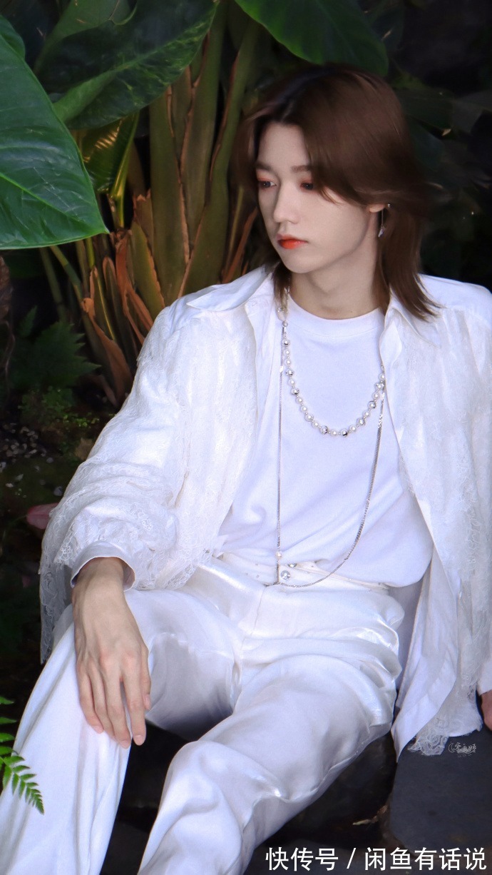 爱豆们|现在的男爱豆真拼，抹口红挂耳环不算啥，穿“开叉裙”才叫真厉害