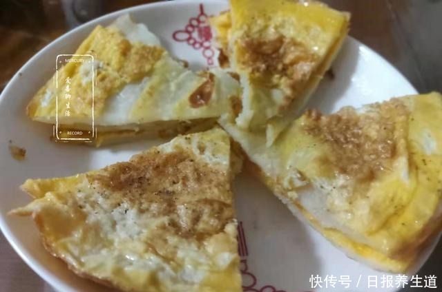  冬季，早餐迷上吃这饼，锅中煎一煎，金黄松软香喷喷，凉了也不硬