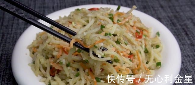 土豆放进锅中蒸一蒸，出锅只要几块钱，好吃便宜，做法简单又实用！