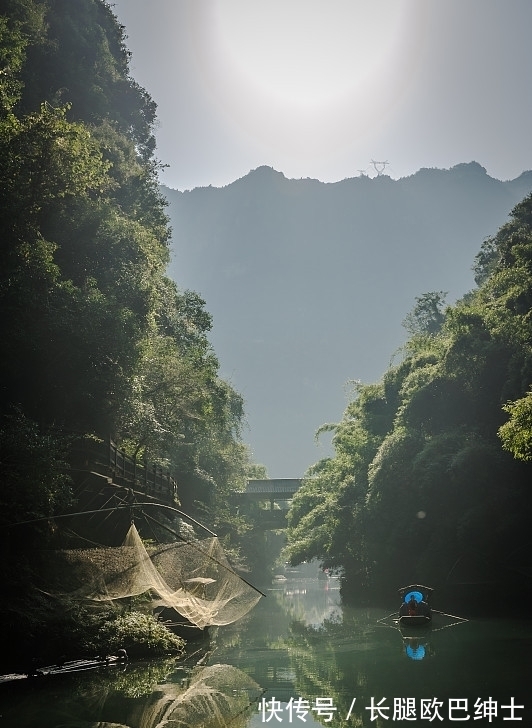 苏迈!苏诗的一首排律《入峡》,共三十个对句,对仗工整,章法严密,
