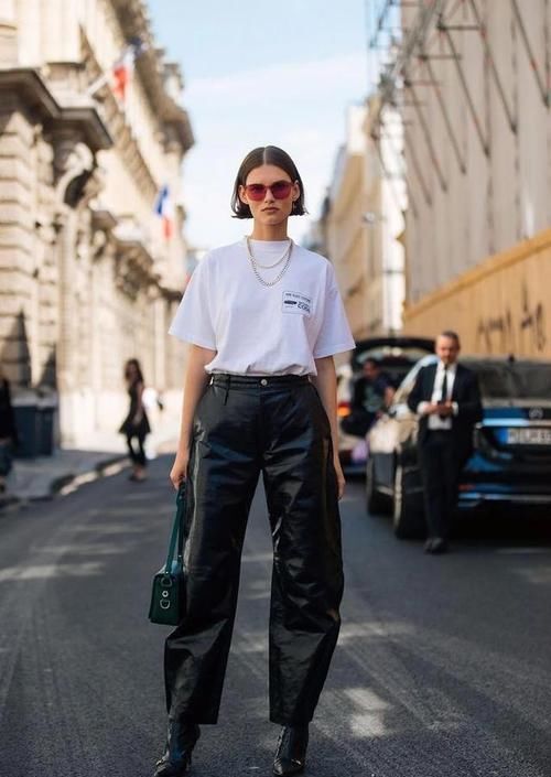 ?女人过了45岁，如果不差钱，建议多穿这3种裤子，显瘦时髦有气质