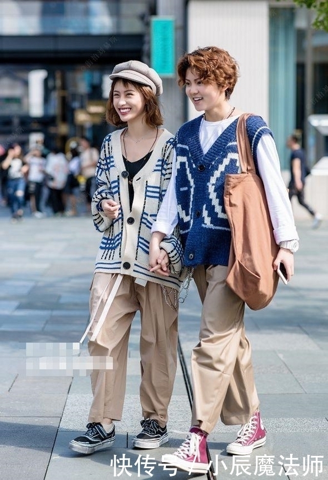 针织衫|路人街拍,小姐姐仙气满满,搭配白色修身连衣裙,非常时尚