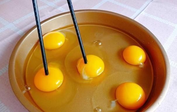 做蛋糕时,不用烤箱不用电饭煲,最新做法简单上手