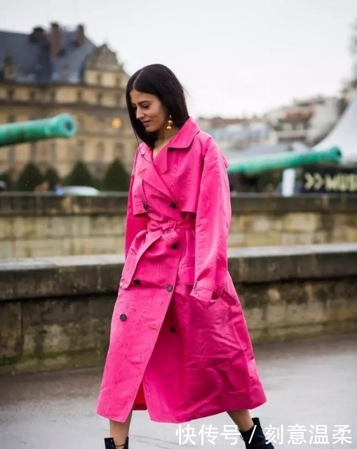 可爱|街拍:一个穿黑色连衣裙,非常可爱的两位小姐姐,打扮的真是清凉