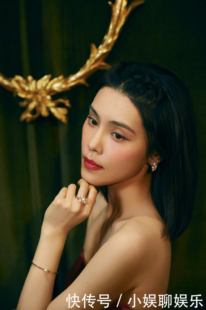 韩丹桐复古油画大片,宛若绿野仙踪中走出的古典美人