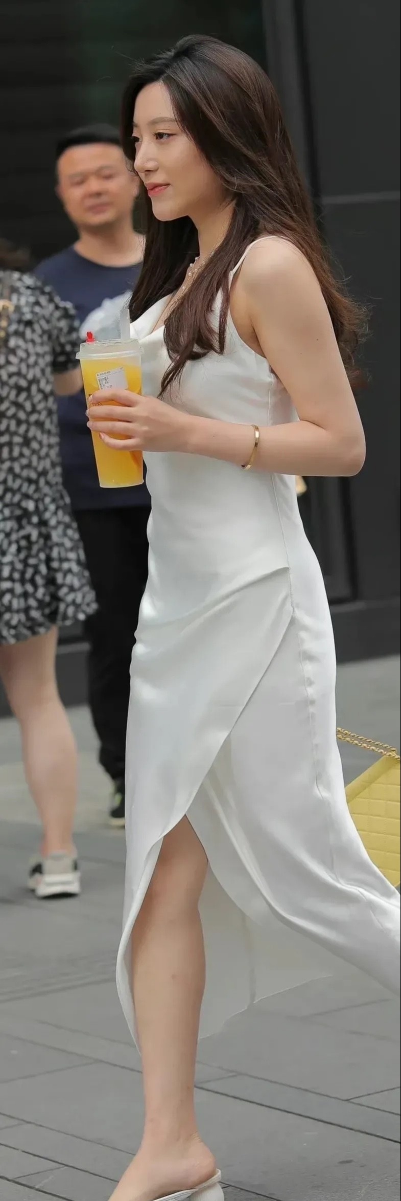 吊带连衣裙 小姐姐身穿白色真丝吊带连衣裙, 轻松展现轻熟风