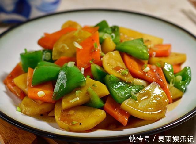 最家常的三种蔬菜炒在一起,不仅营养丰富,而且颜色漂亮。