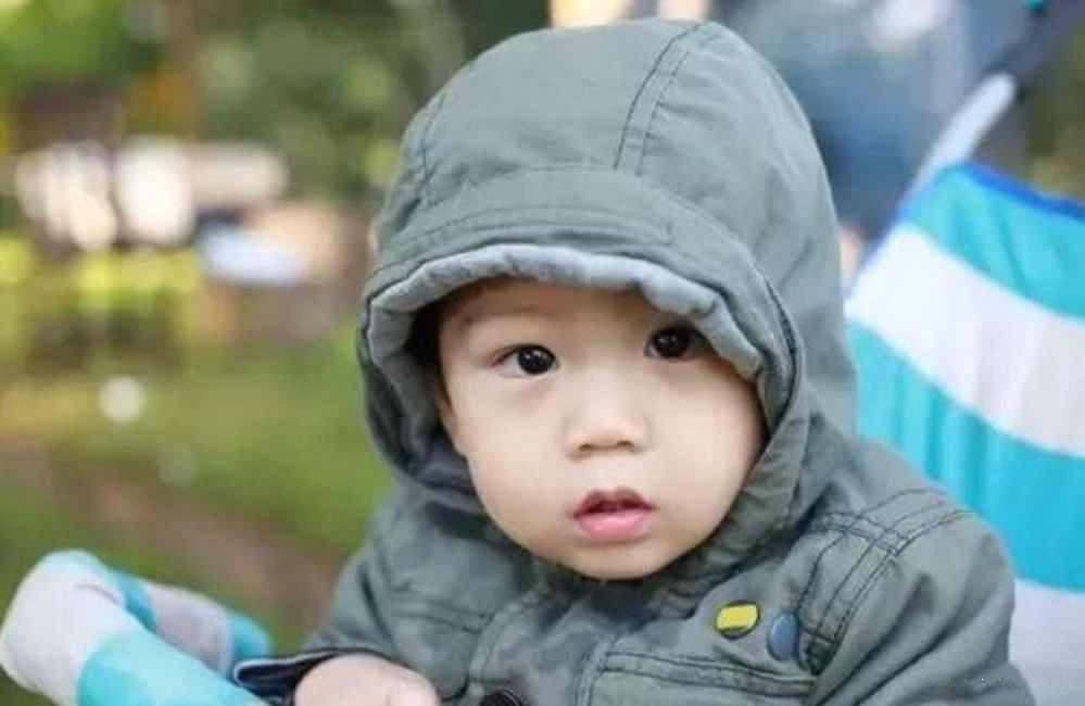 8件衣服裹身，11个月大的宝宝被奶奶捂出病，冬天可不能乱穿衣