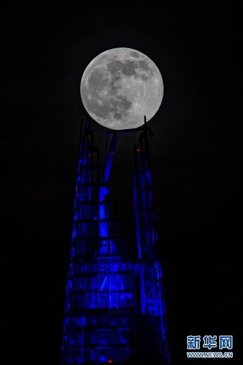 伦敦：“超级月亮”现身夜空