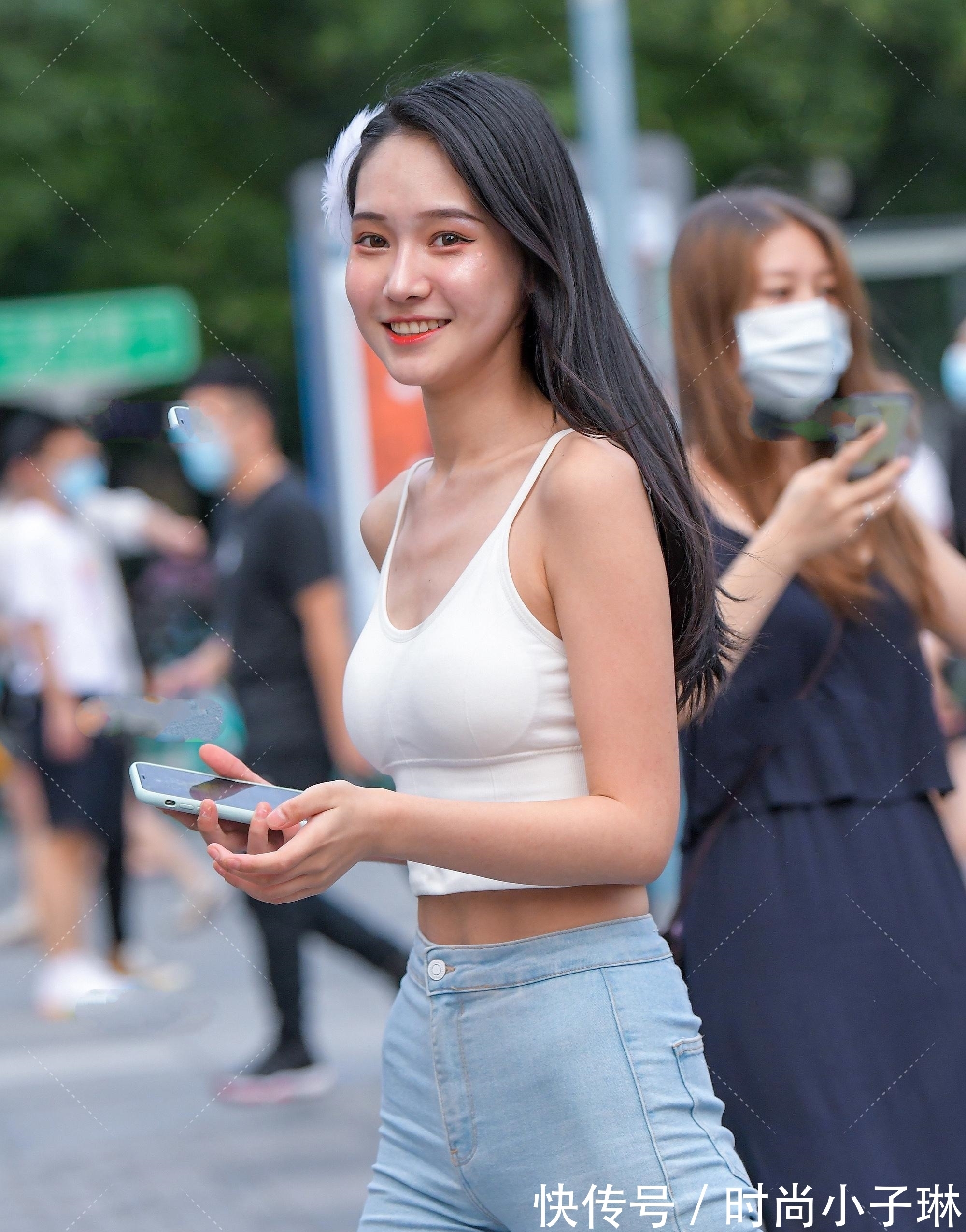 紧身裤 纯白运动背心搭配水蓝色牛仔裤，轻盈活泼，满满少女感