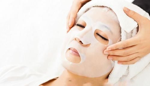 敷面膜时,那张塑料纸别扔了,很多女生都丢了,难怪皮肤越敷越干