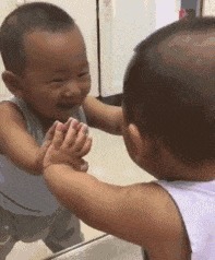 |搞笑GIF:哎呀,镜子里的帅哥是谁啊,太帅了吧,哈哈