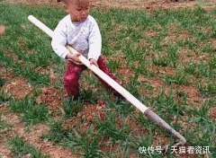 大妈|大爷，你当着大妈的面亲美女，胆子真大啊，笑死人了