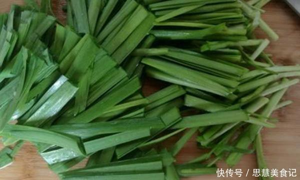 下饭|推荐一道家常韭菜的做法,不用鸡蛋用它炒,鲜嫩下饭,连吃了3天