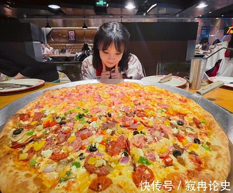 跑男|宋雨琦回高中母校,打卡最爱的披萨店,这尺寸确定吃得完?