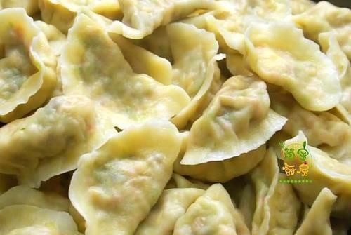 入秋后，这种饺子特好吃，皮薄馅鲜，好吃顶饱，怎么吃也不腻