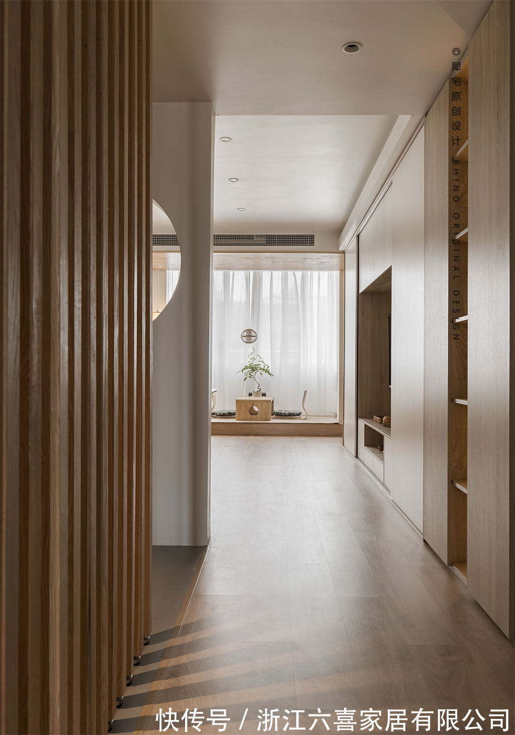 玄关|平面设计师的家｜探索过一切华丽的色彩和线条，回归最质朴的自然栖居世界！