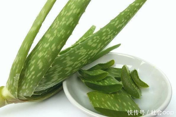 睡觉时|当你晚上睡觉时，喝一杯，会使你的皮肤变白，并为肝脏洗个澡