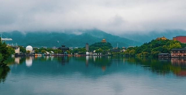 这是全世界最大的影视拍摄基地，也是众多热门影视剧取景地，走进其中美轮美奂