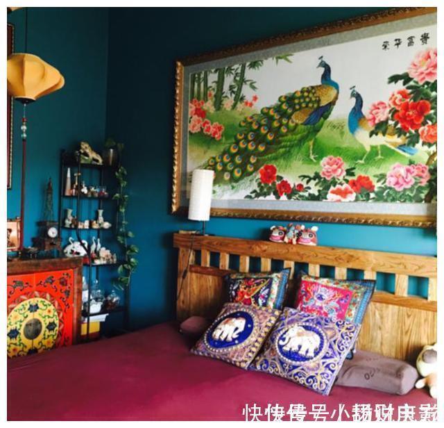 沙发|新房交由婆婆装，不买沙发用“砖”砌，孔雀山水画，让我哭笑不得