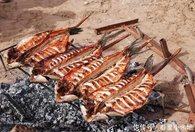 烤串|这才是真正的烤串,10个人都没吃完一串,老板真是实在!