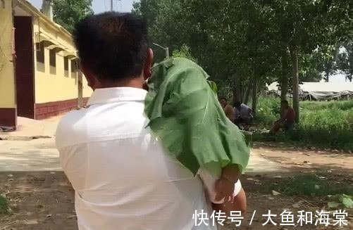 扛把子姥爷|“扛把子姥爷”带娃走红,这大概是我见过最“狂野”的遮阳伞!