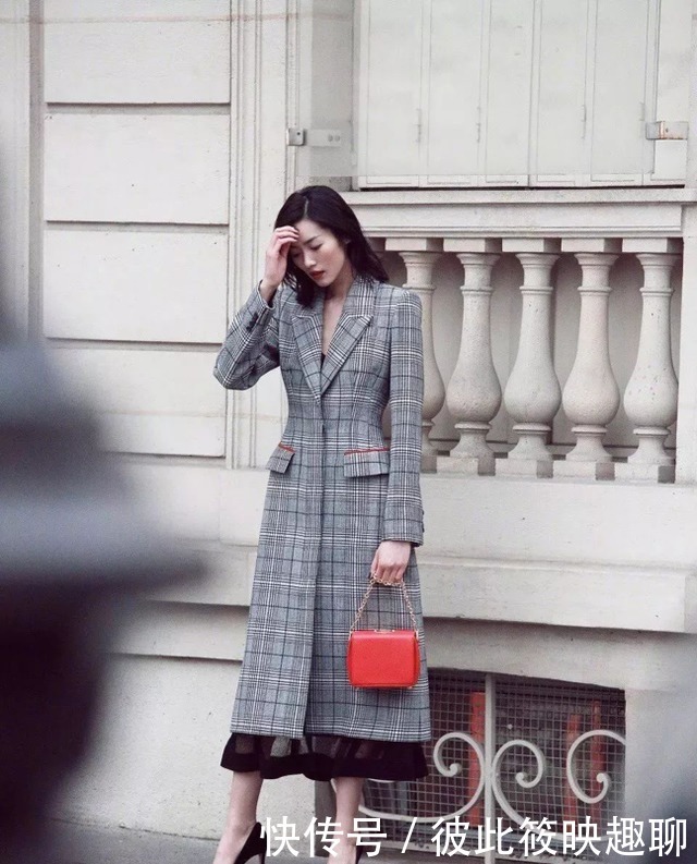 羽绒服|今年秋冬流行“针织裙”,显高时髦还抢镜,搭配羽绒服大衣都好看