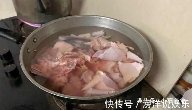 营养|炖鸡肉时,别再直接下锅炖,大厨教你一招,鸡肉鲜嫩营养不流失