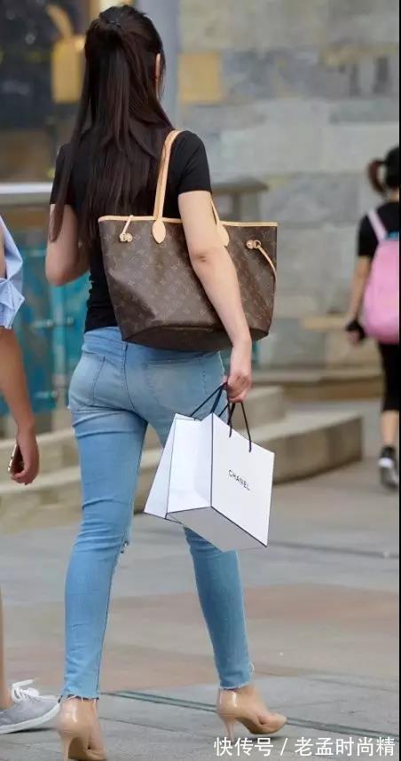 长裤 街拍:长相清秀气质淑女穿牛仔长裤翘臀的性感美女