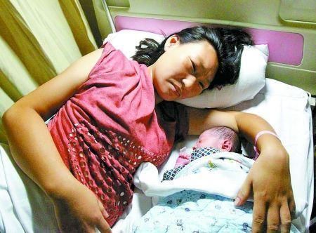 脐带|孕妈在出租车上分娩,自剪脐带还不忘付车钱,网友:孩子取名车生