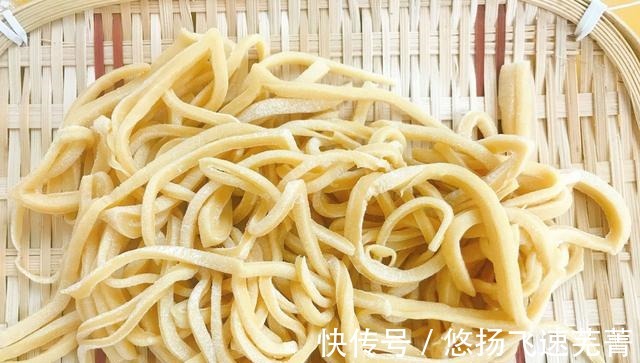 鸡蛋手擀面怎么做教你一招,面条爽滑筋道,吃着真过瘾!