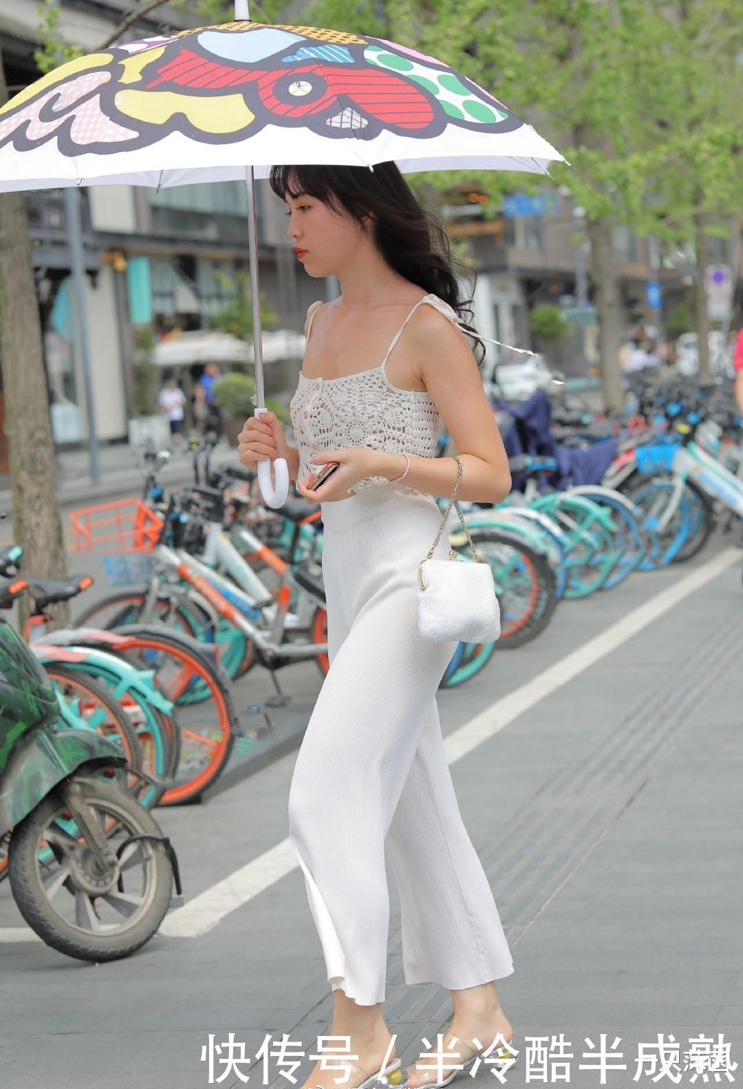 妹子真会省事，把圆球踩在脚下当增高，要我肯定不这样