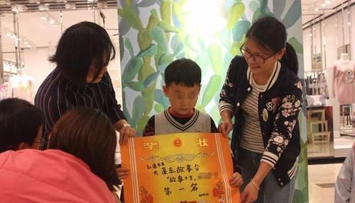 女儿带回一张奖状,妈妈发朋友圈炫耀,却被同事嘲笑:没文化