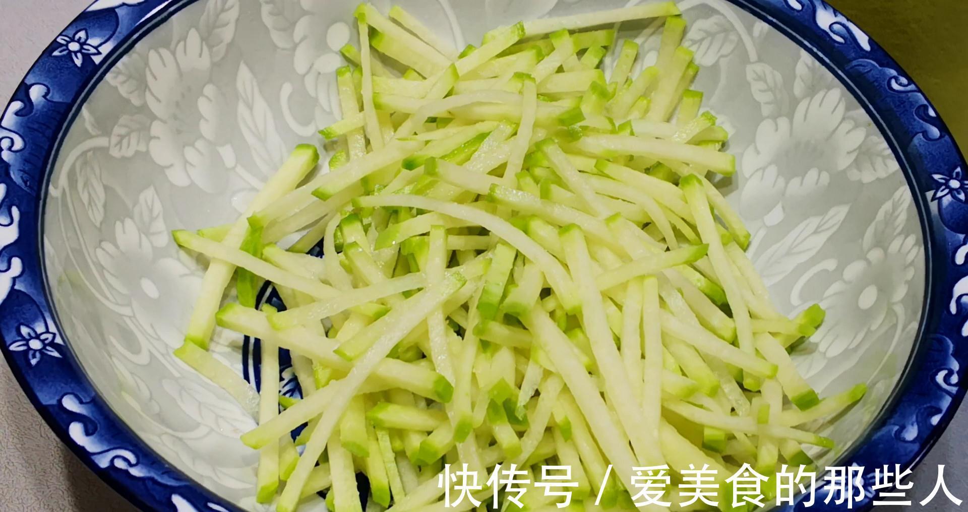 天冷了，多给家人做这汤，汤汁浓白营养足，热乎乎一大锅，太香了