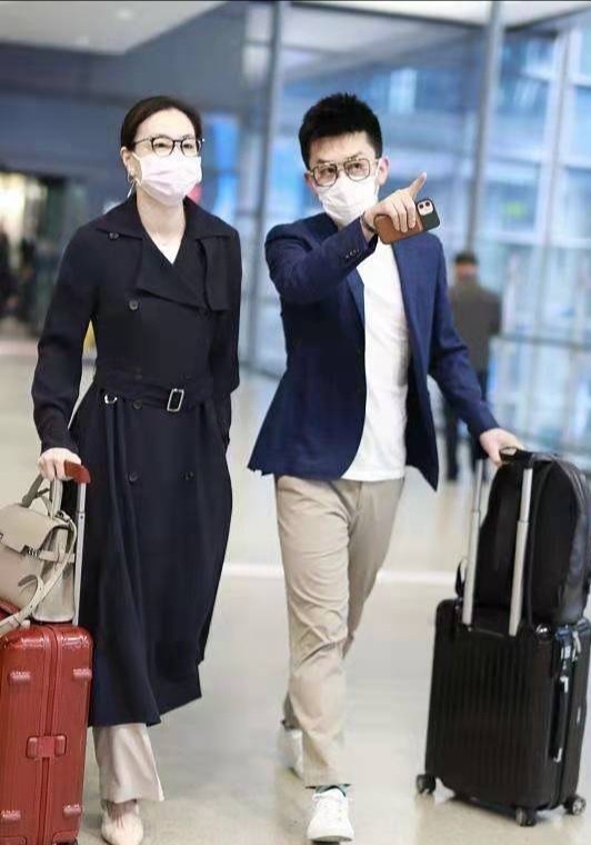 吴敏霞气场太强，罕见穿高跟鞋像女总裁，老公小男生打扮惨变助理