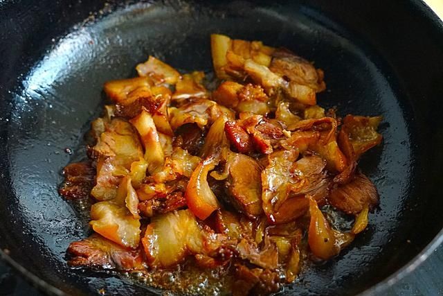 入冬后，给家人多吃这肉，和芹菜简单一炒，香味扑鼻，馋到流口水