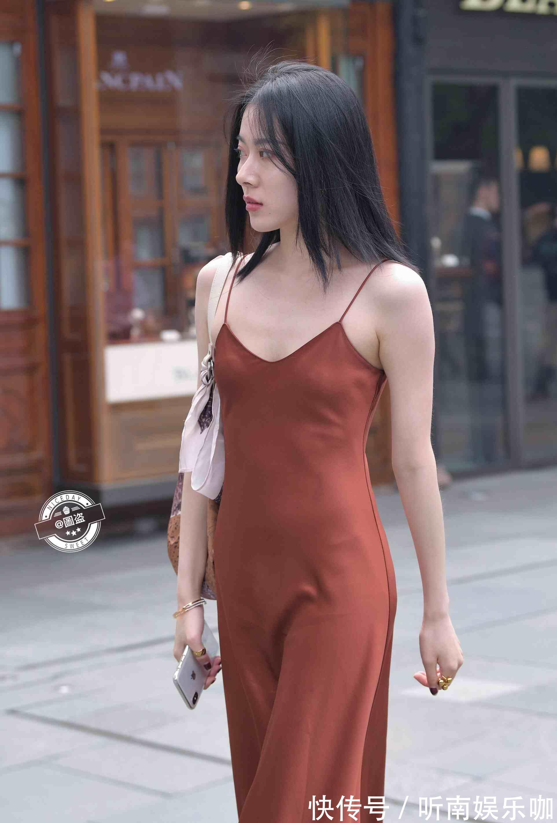 美女 “胯大”的连衣裙美女，休闲还减龄，优雅浪漫