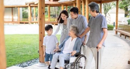 钙质|骨质疏松的“发物”是花生?医生:若想养骨,少吃这“2绿”!