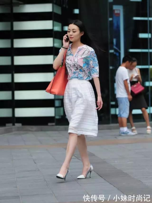 过膝 街拍路人,清雅的碎花搭配过膝短裙,让你成为文艺范的标志