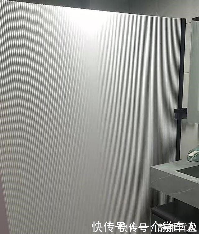 卫生间|卫生间隔断，除了玻璃和浴帘，还可以装这种，安全美观又不占地方！