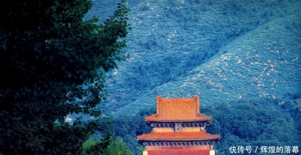 老人|定陵发掘时,这位老人第一个进入地宫,为防暗器,他先用公鸡探路!