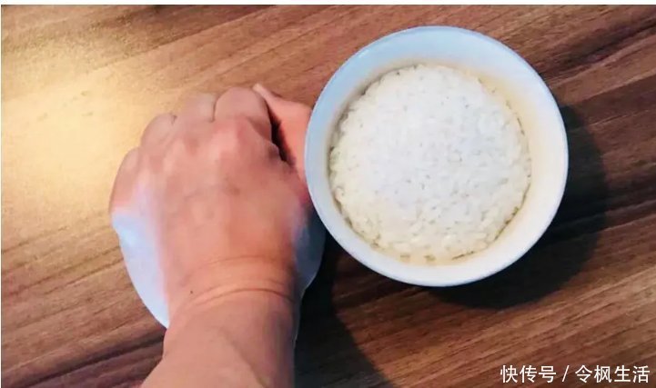 糖尿病人必看每天吃多少一只手就能掌握，简单好用，血糖不升