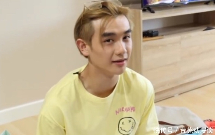 上班图 高卿尘录制《拜冰》路透,看清包里带的东西,难怪中文进步这么快