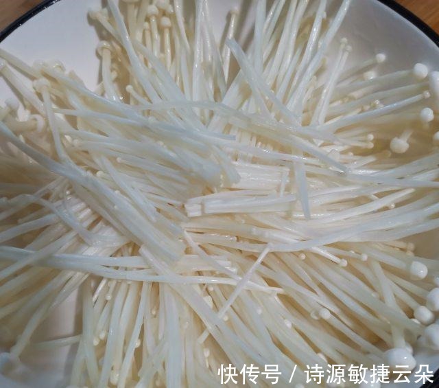金针菇|金针菇蒸牛肉，香喷喷的下饭菜！