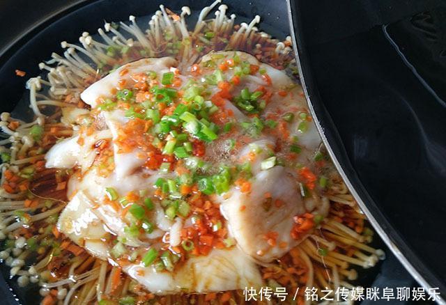 省事|金针菇和它蒸一盘,省事营养又鲜美,10分钟出锅,适合夏天吃