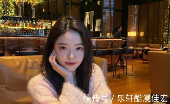 华谊千金王文也官宣当导演，坐监视镜前有风范，与前辈同台惹争议